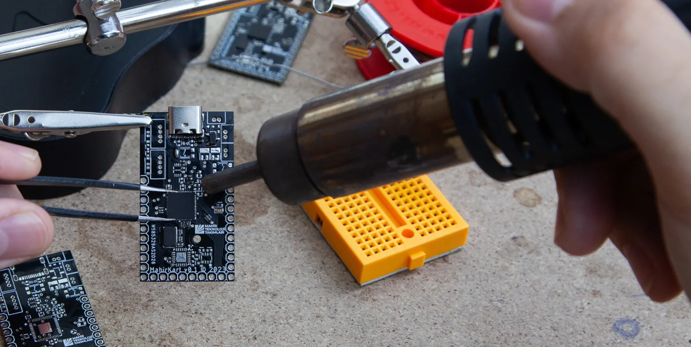 Atölyede MahirKart geliştirme kartı üzerinde yapılan elektronik prototipleme çalışması
